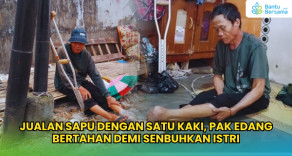 Jualan Sapu Dengan Satu Kaki, Pak Edang Bertahan Demi Senbuhkan Istri